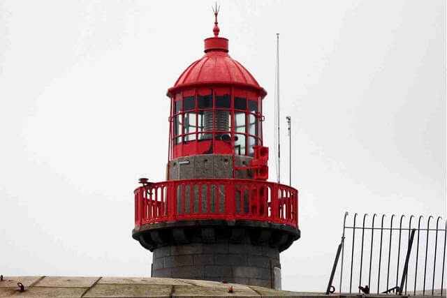 Das Poolbeg Lighthouse in Dun Laoghaire Regen in Dublin