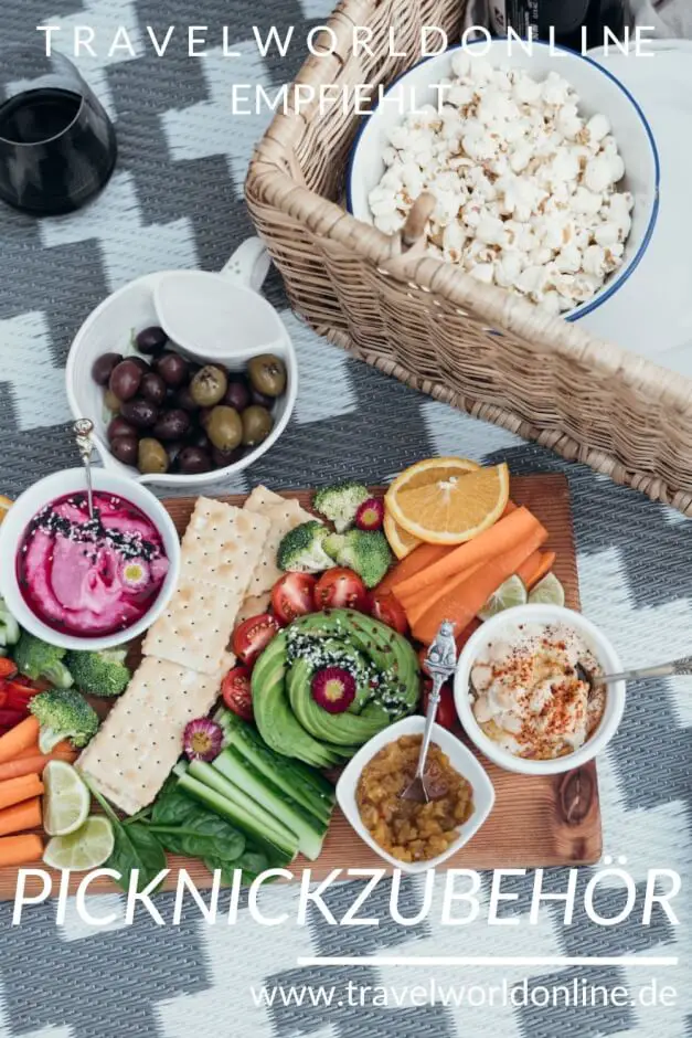 Picknickzubehör mit Picknickdecke, Picknicktasche und Picknickkorb