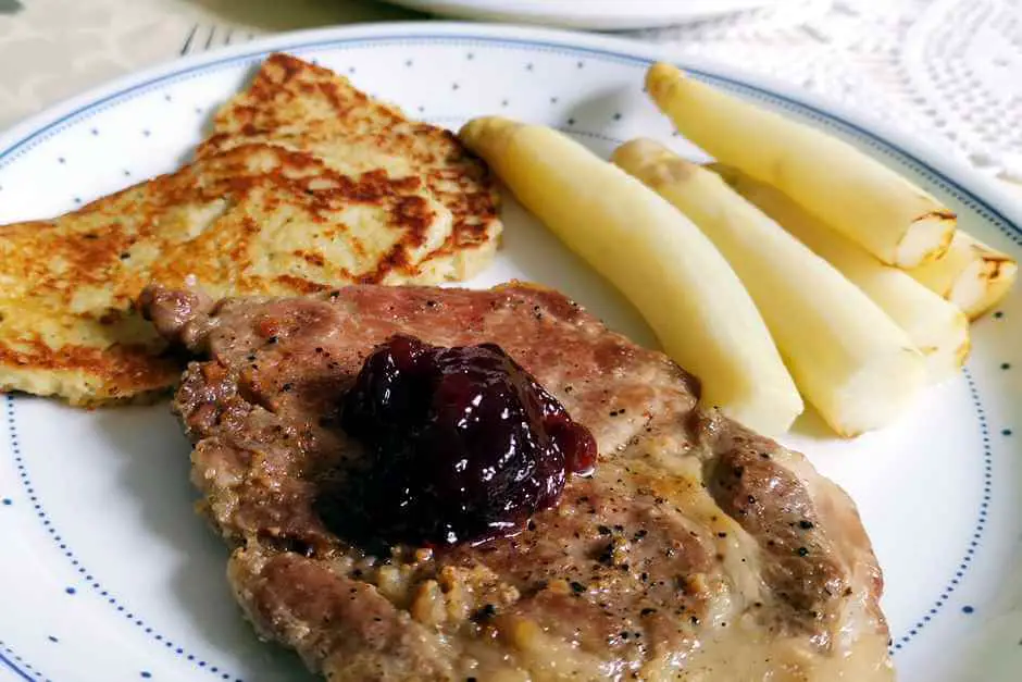 Spargel mit Kotelett und Kartoffelpuffer