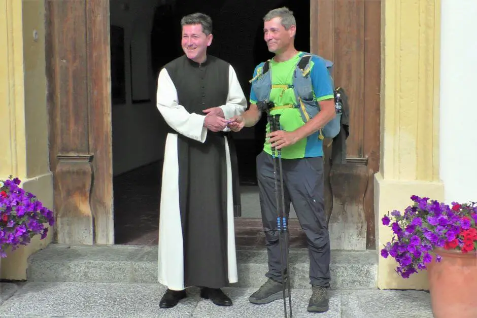 Pilger Jörg nimmt eine Auszeit im Kloster auf seinem Pilgerweg