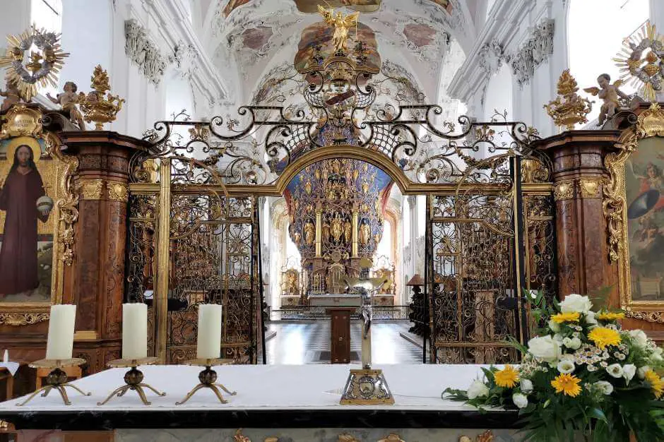 Altar und Chor der Stiftkirche