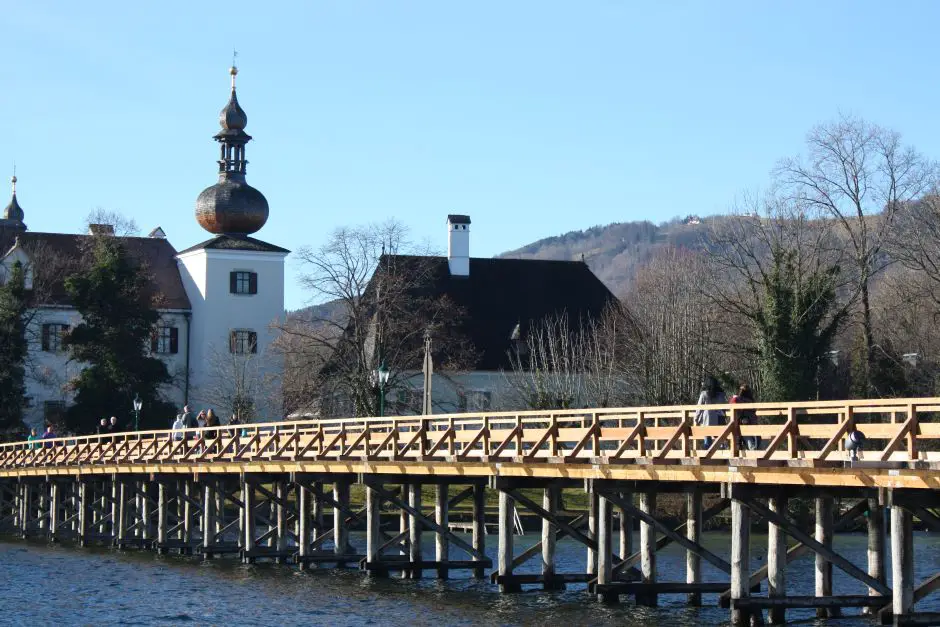 Das Seeschloss Ort in Gmunden mit Ausblick auf ein weiteres Schloss am Seeufer