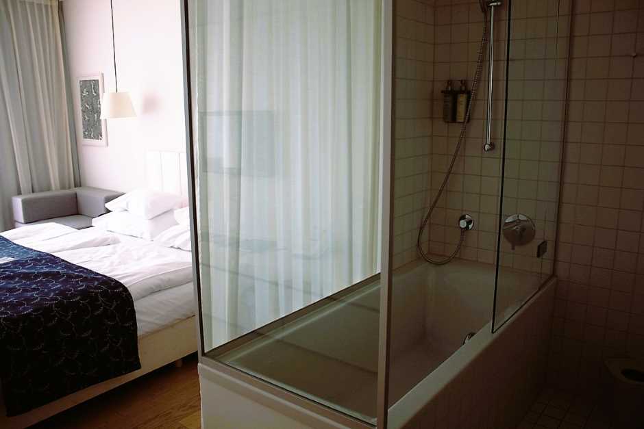 The layout of the bathroom and bedroom in the Loisium Wine & Spa Resort Südsteiermark