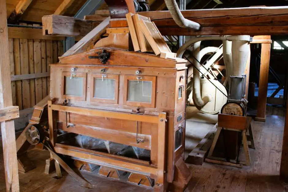 Grinding flour in the Anthering mill