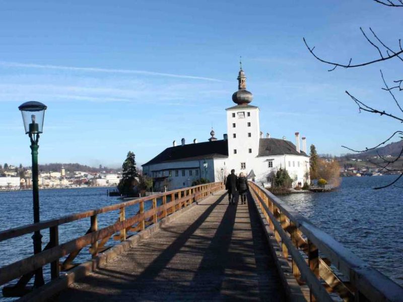 Brücke zum Seeschloss Ort