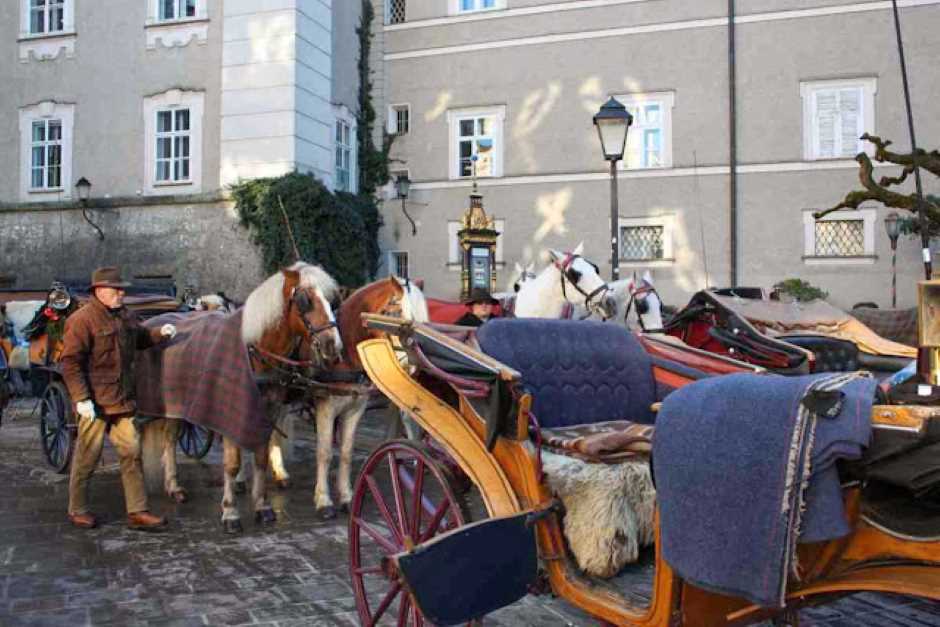 Kutschen und Pferdegespanne vor der Residenz zu Weihnachten in Salzburg