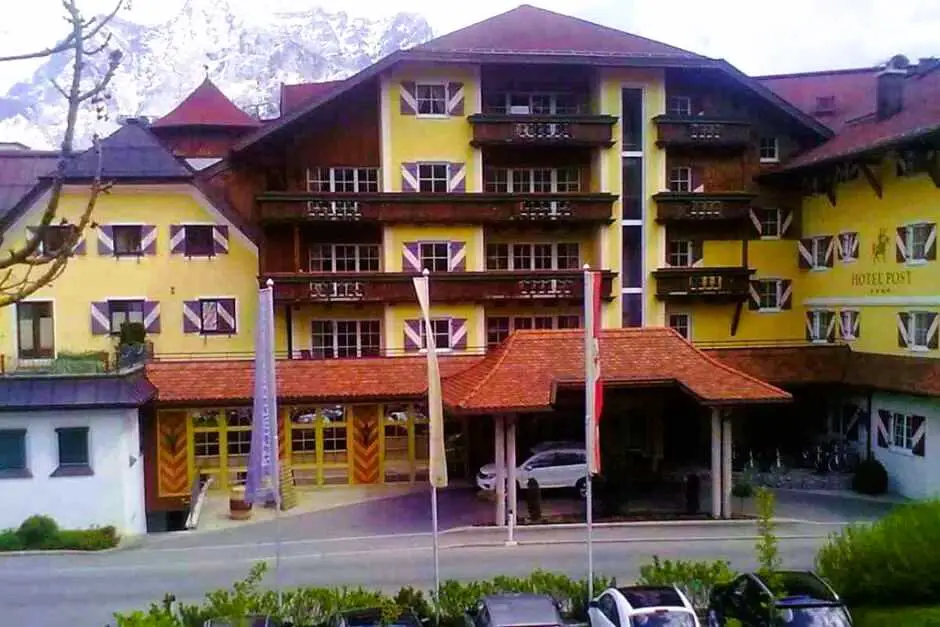 Hotel Post in Lermoos Österreich vor der Zugspitze