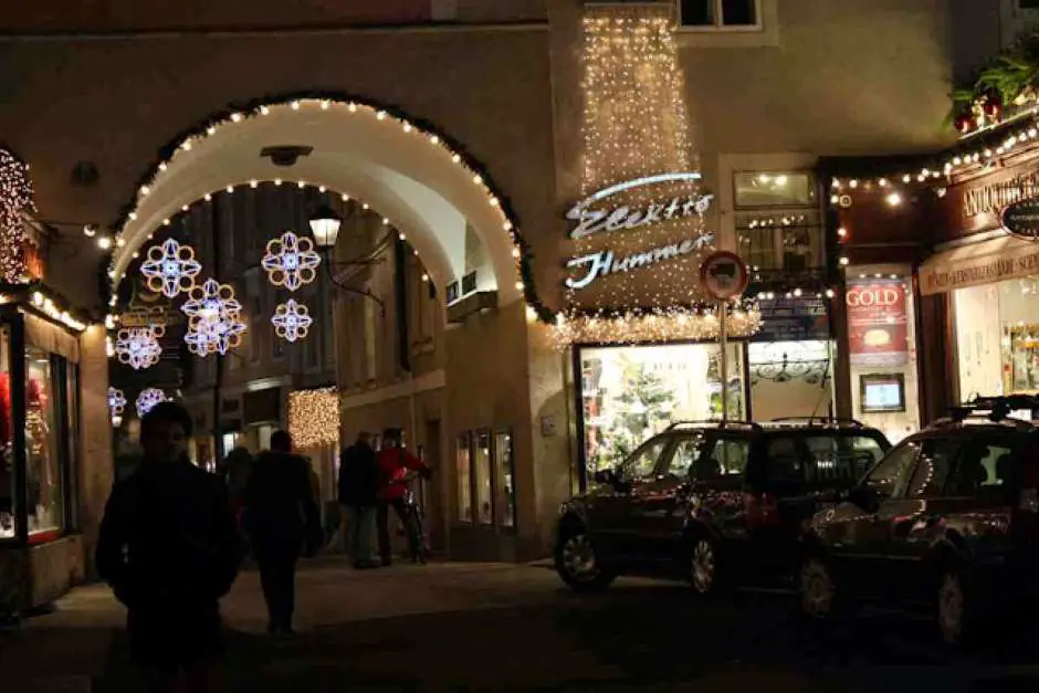 Pedestrian zone in Dreifaltigkeitsgasse - Salzburg in Advent