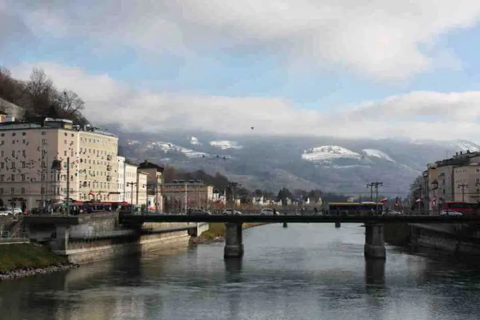 Die verschneiten Berge erheben sich über Salzburg im Advent