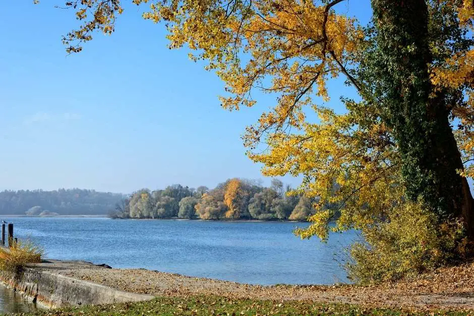 Autumn at the lake