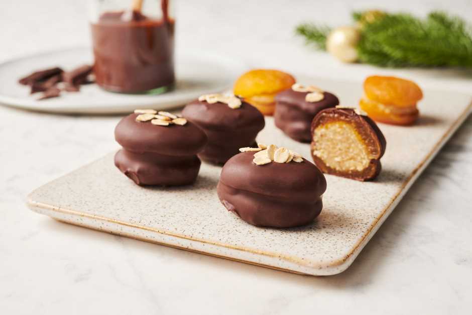 Oatmeal biscuits recipe with apricots and marzipan