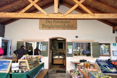 In the Prientaler Bergbauernladen there are mountain farmers cheesecake