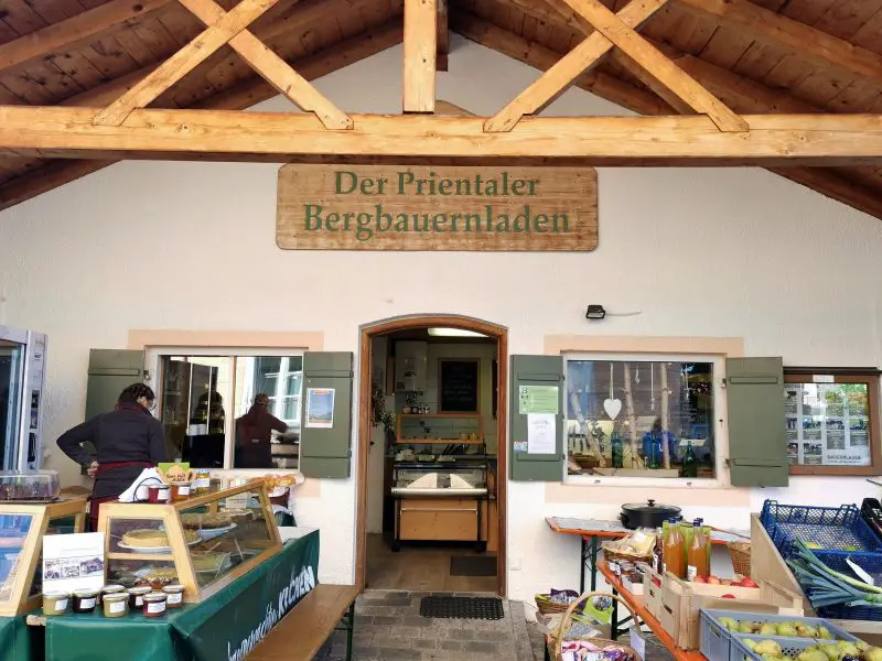 In the Prientaler Bergbauernladen there are mountain farmers cheesecake