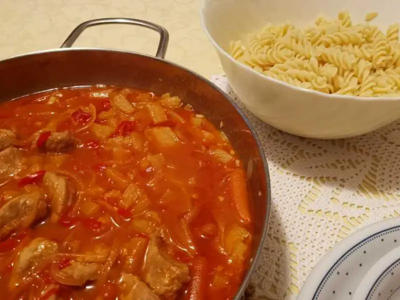 Schweinefleisch suesssauer mit Spiralnudeln