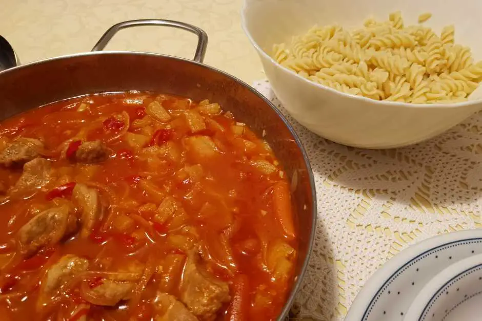 Schweinefleisch suesssauer mit Spiralnudeln