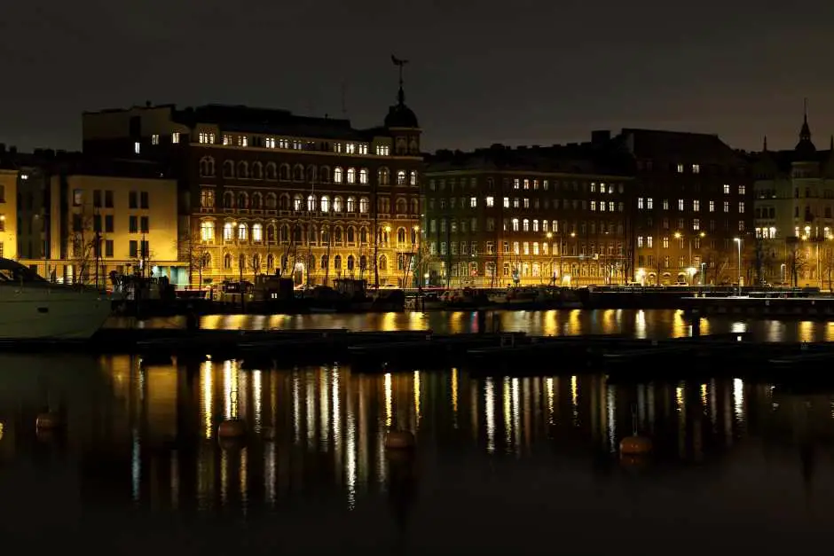 Hotels in Helsinki city center with airport shuttle