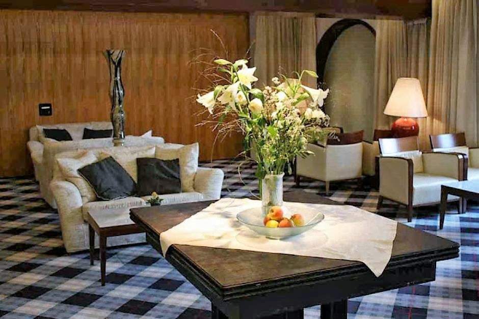 Sitzecken in der Lobby des Berghotel Tulbingerkogel, einem Hotel im Wienerwald für Genießer