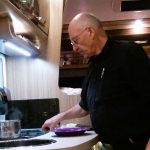 Petar beim Kochen und Backen im Wohnmobil