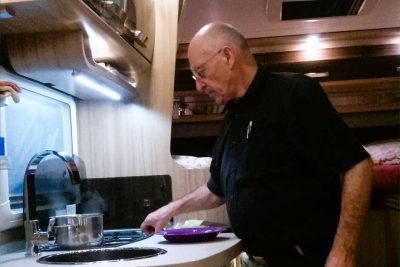 Petar beim Kochen und Backen im Wohnmobil