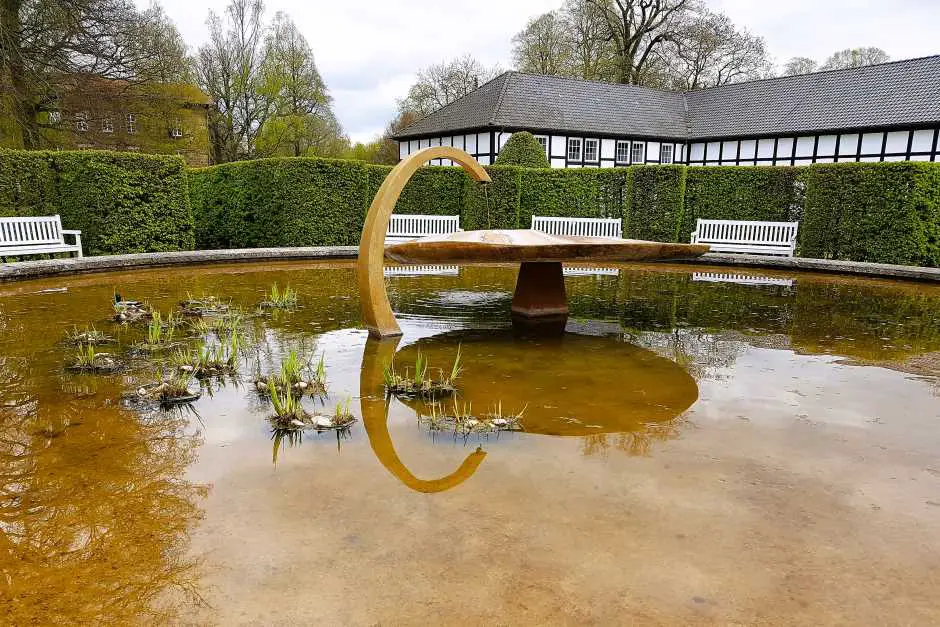 Heckengarten mit Wassermobile im Bad Driburg Gräflicher Park