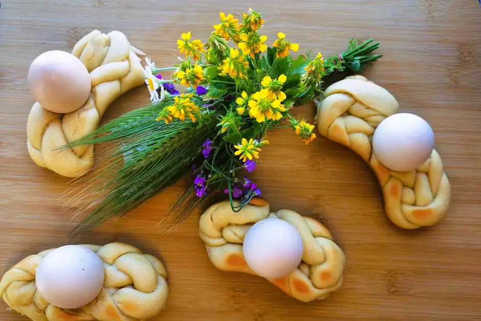 Yeast braid for Easter with egg