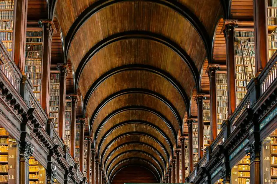 Longroom Bibliothek des Trinity College - Dublin Sehenswürdigkeiten