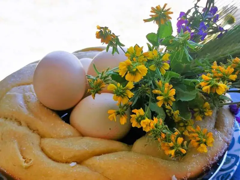 Osterzopf mit Eiern
