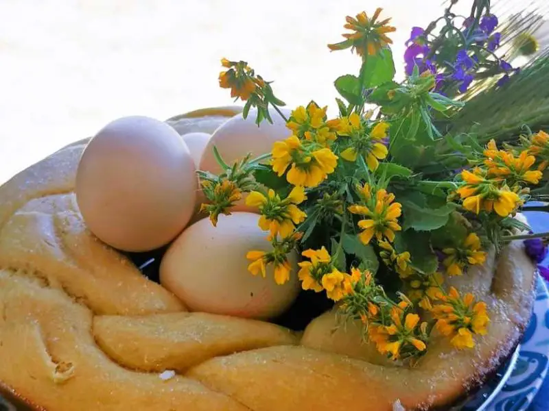 Easter braid with eggs