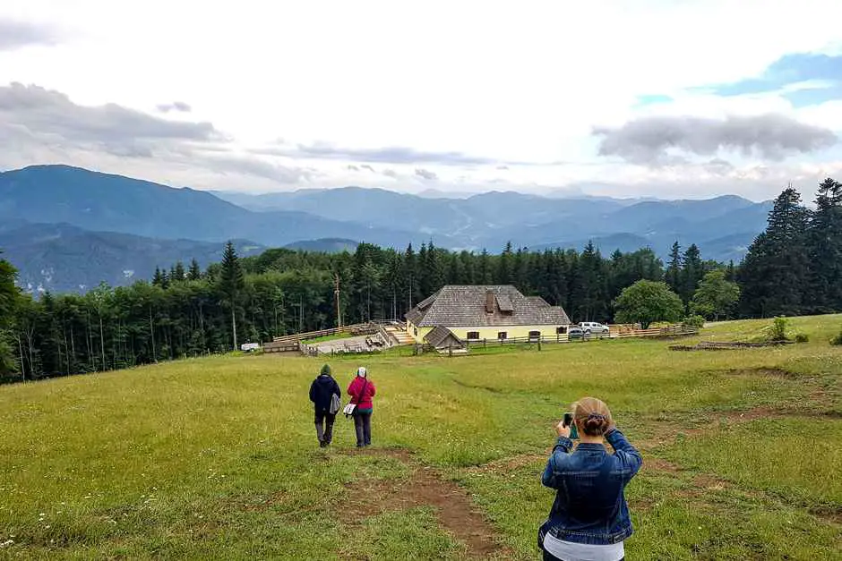 Across alpine meadows to the Klosteralm - hiking near Lilienfeld Abbey