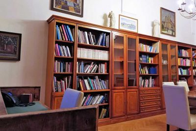 Bibliothek im Benedikt Apartment
