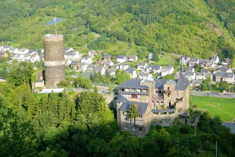 Tiny House oder Weinfass - Übernachten in Burgen