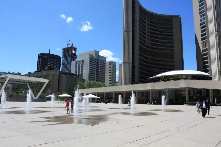 Fontänen vor der New City Hall von Toronto