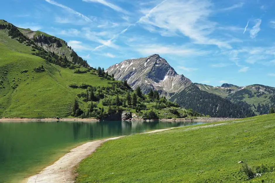 Nachhaltig reisen an einen Bergsee