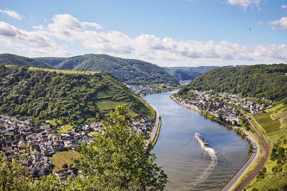 The Lower Moselle Valley lures with Tiny House and wine barrel