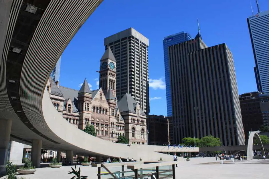 Wie man Toronto Sehenswürdigkeiten billig erlebt - Toronto Old City Hall