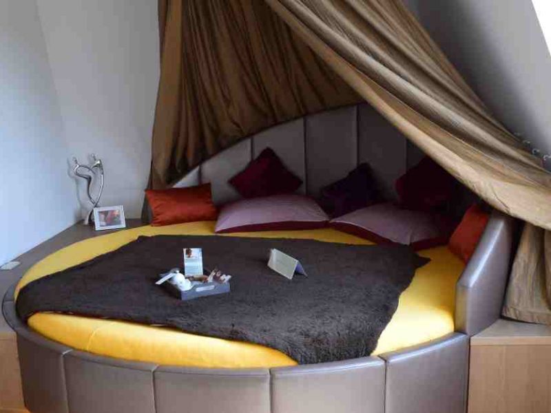 Bett in der Rosen Suite im Hotel Vier Jahreszeiten in Loipersdorf