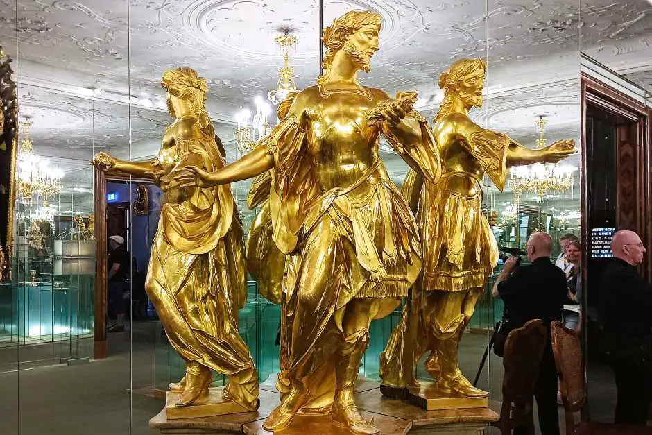 Prachtvoll präsentiert - Statuen im Stiftsmuseum von Melk