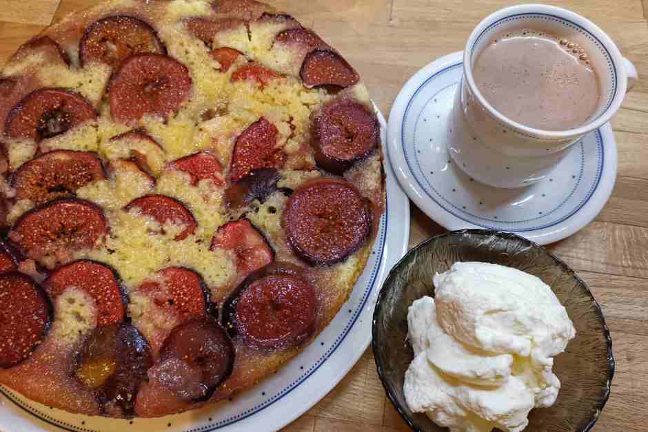Französischer Feigenkuchen mit heißer Schokolade und Sahne