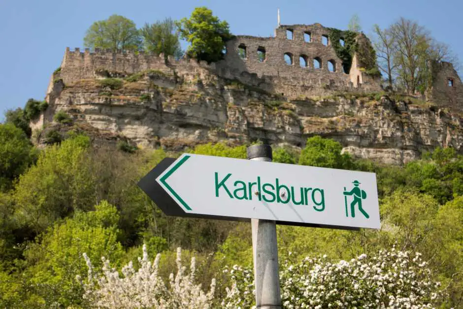 Hier geht's zur Karlsburg Foto: djd/Stadt Karlstadt