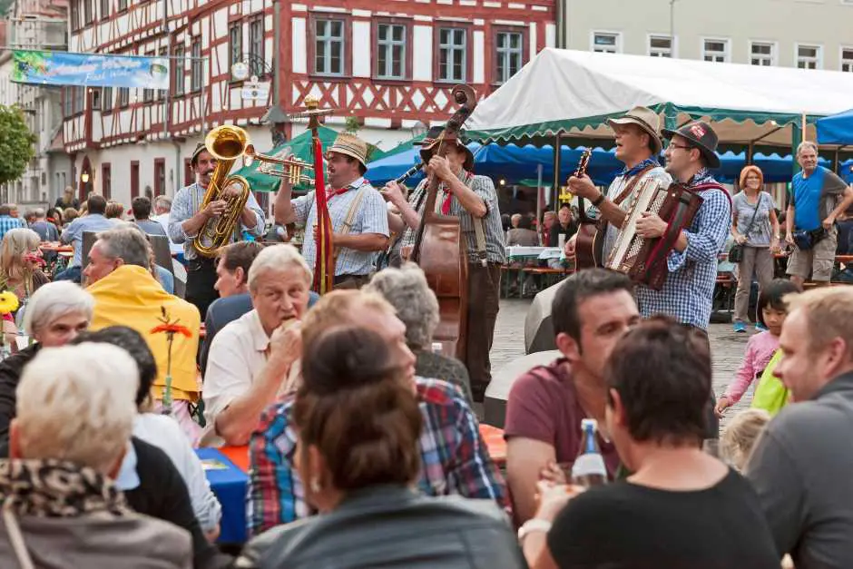 Weinfest Foto: djd/Stadt Karlstadt/Jochen Schreiner