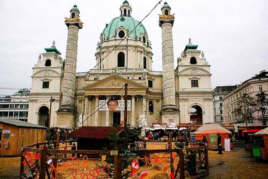 Christmas markets in Vienna - Children can romp around in the hay in front of the Karlskirche