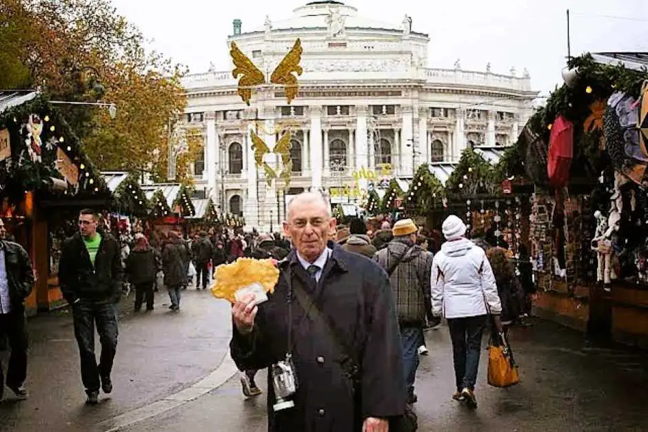 Petar schmeckt das Fladenbrot Langos