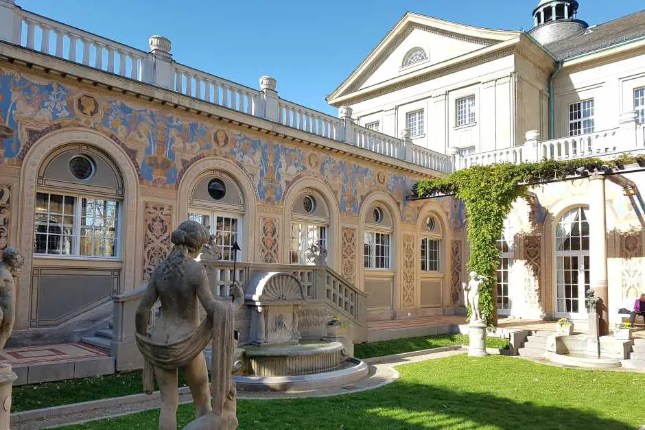 Bad Kissingen vacation courtyard arcades (c) TravelWorldOnline