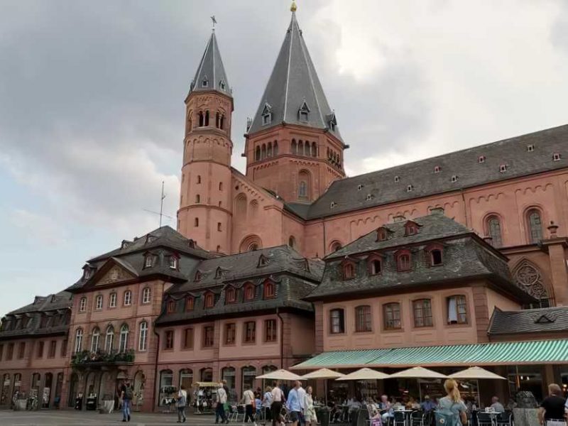 The cathedral of Mainz from the market
