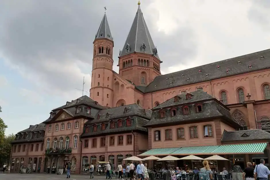 The cathedral of Mainz from the market