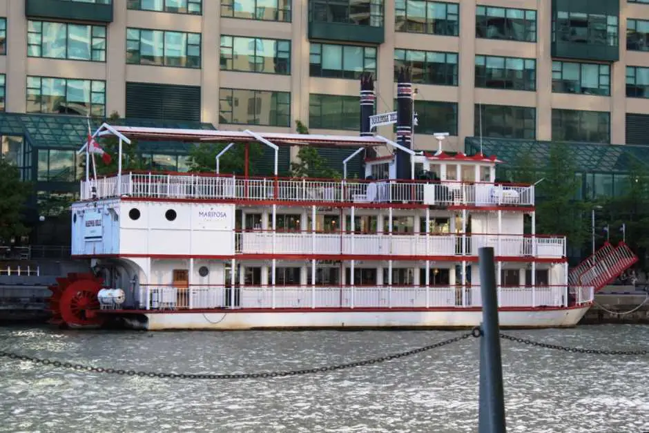 An Bord der Mariposa Belle den CN Tower vom Boot aus sehen