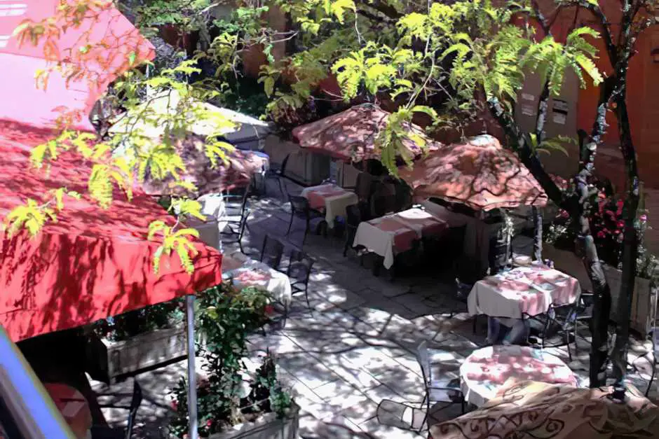 Café-Terrasse im Innenhof im Toronto Hotel mit Spa