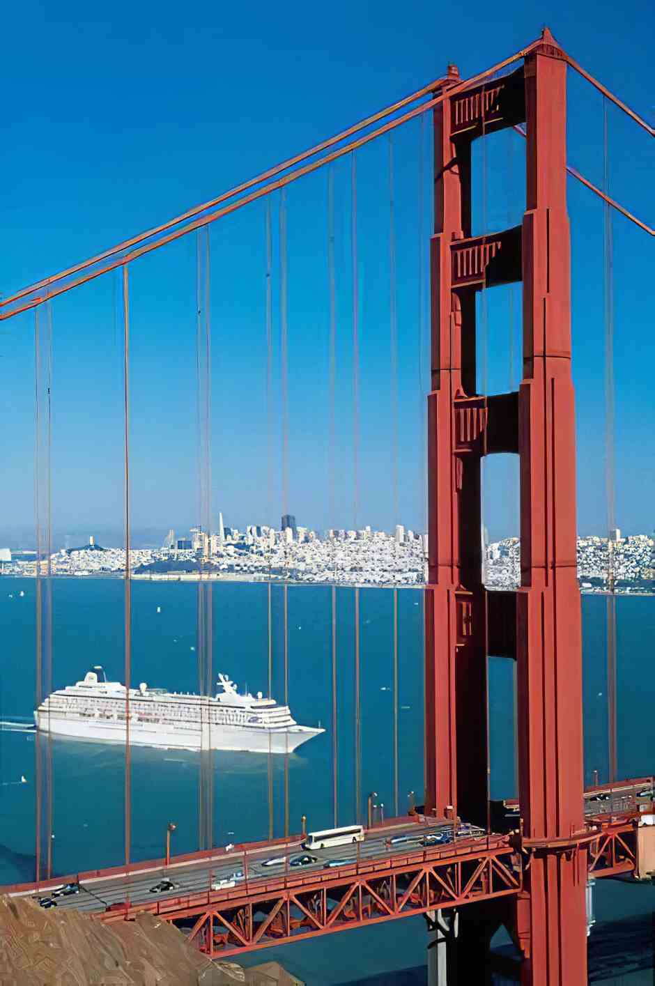 Golden Gate Bridge mit Kreuzfahrtschiff