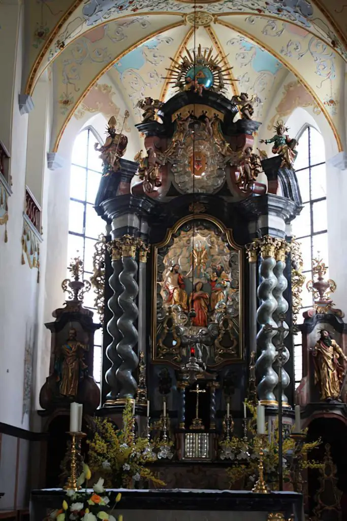 Barocker Hochaltar von Dominikus Zimmermann in der Stiftskirche St. Peter in Bad Waldsee