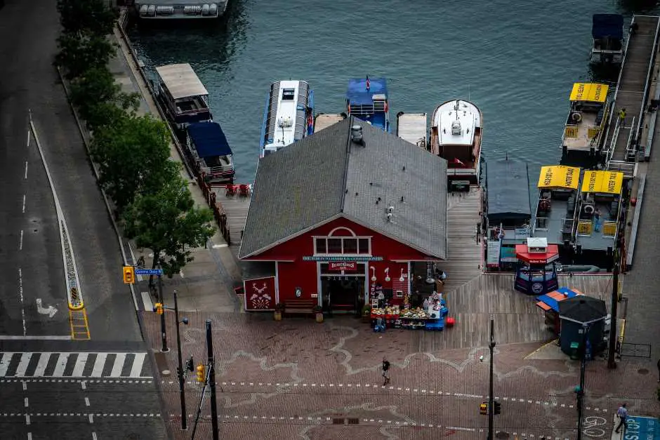 Am Queens Quay legen die Boote ab CN Tower vom Boot aus sehen